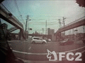 動画:衝突寸前!信号無視の自動車